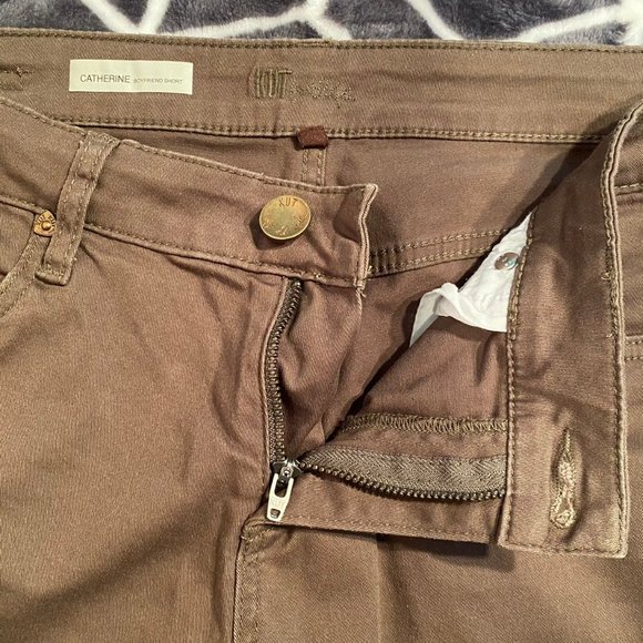 Kut from kloth Cathrine shorts Olive Green 8 knee - Picture 7 of 11